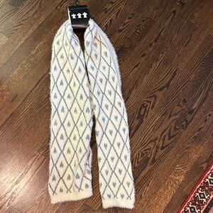 Elegant Diamond Patterned Scarf